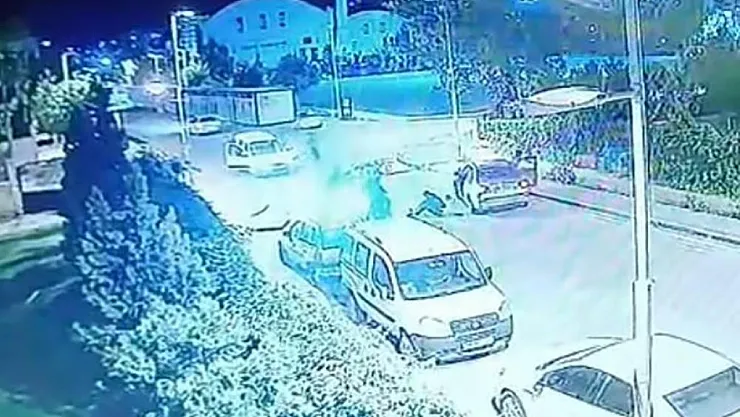 Kontrol kaybeden motosiklet otomobilin altına girdi