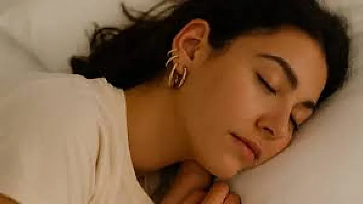 Kulakta Küpeyle Uyumak Tehlike Saçıyor! Uzmanlardan Önemli Uyarılar