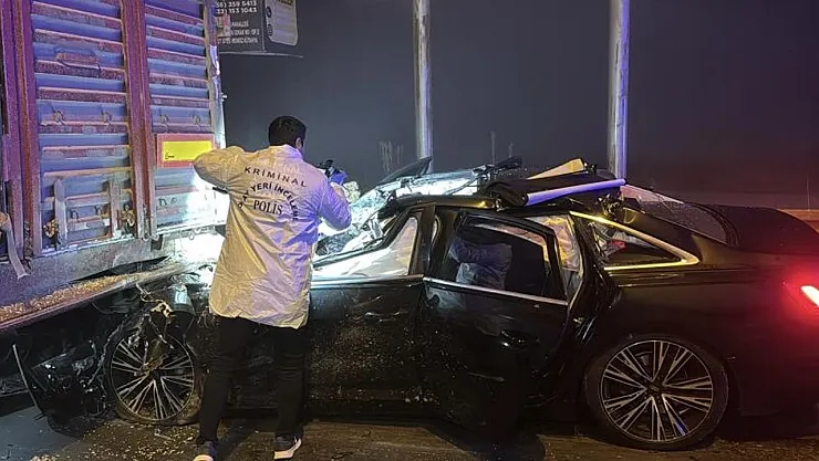 Kütahya'da Feci Kaza! Otomobil TIR'a Çarptı: 2'si Kadın 4 Kişi Hayatını Kaybetti