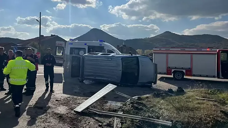 Kütahya Tavşanlı'da Hafif Ticari Araç Takla Attı: 7 Kişi Yaralandı