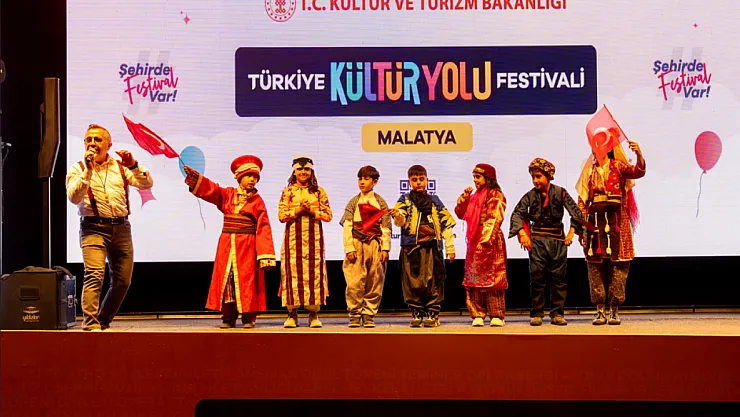Kütür Yolu Festival'inde Sahne, Müzik ve Sinema Bir Arada