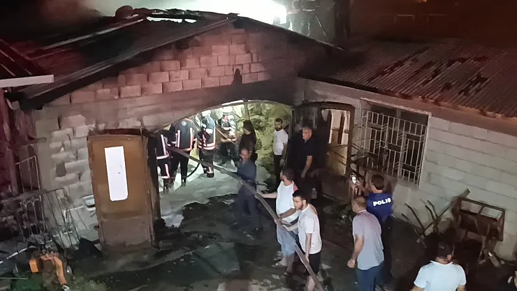 Malatya Battalgazi'de Ahır ve Samanlık Yangını Mahallede Korku Yarattı