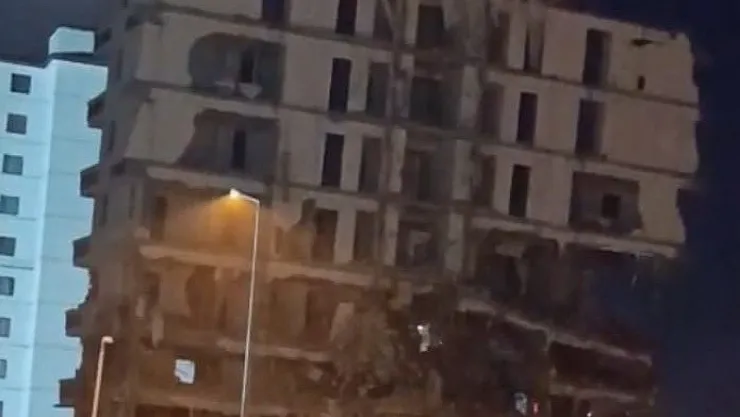 Malatya'da ağır hasarlı bina çöktü