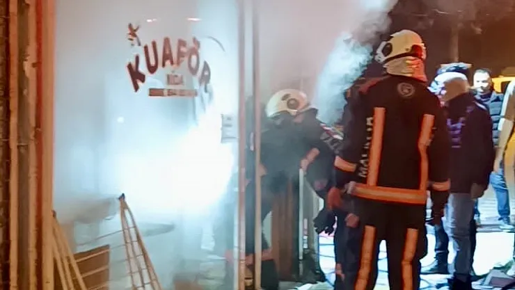 Malatya'da Alevler Kuaför Salonunu Sardı