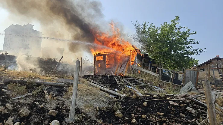 Malatya'da araç ve baraka yangını