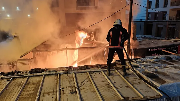 Malatya'da Çarşı Yangını: İki İş Yeri Kül Oldu