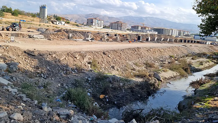 Malatya'da Dere Yatağını Doldurup Dükkan Yapıyorlar!