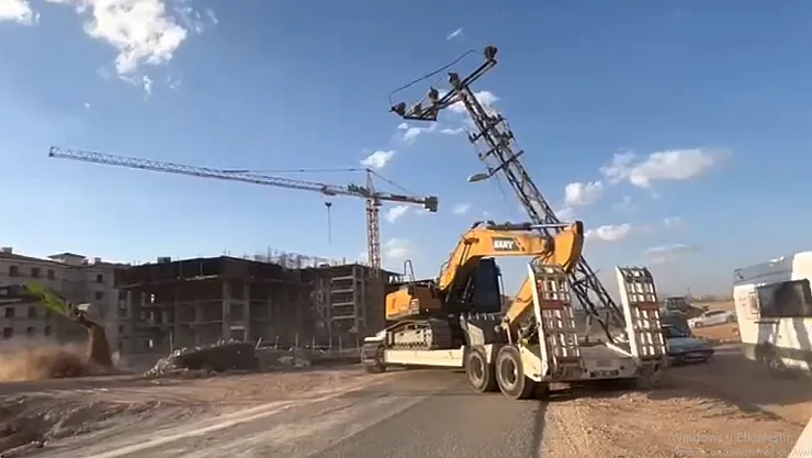 Malatya'da Elektrik Direğine Çarpan Tır Trafiği Kilitledi