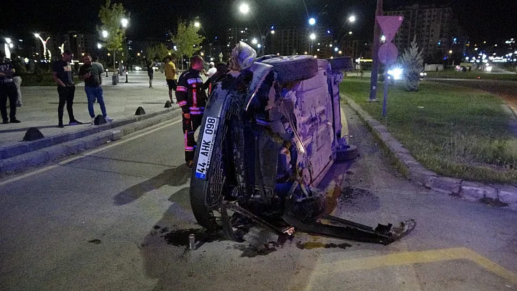 Malatya'da Gece Yarısı Kaza: Genç Sürücü Yaralandı