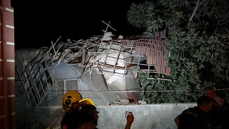 Malatya'da Hasarlı Evin Çatısı Çöktü
