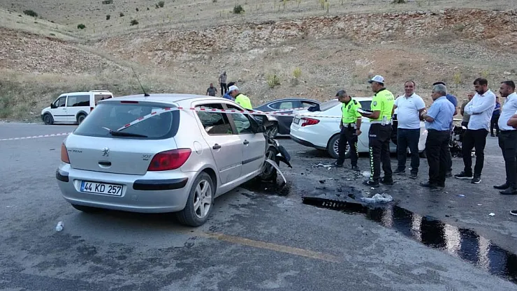 Malatya'da iki araç kafa kafaya çarpıştı: 11 yaralı