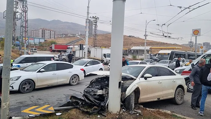 Malatya'da İki Otomobil Çarpıştı, Araçlar Hurdaya Döndü