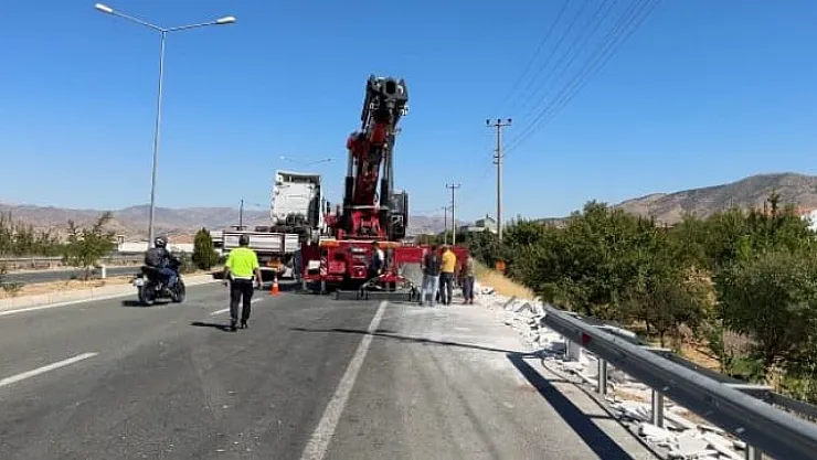 Malatya'da Karo Mozaik Yüklü Tır Bahçeye Uçtu