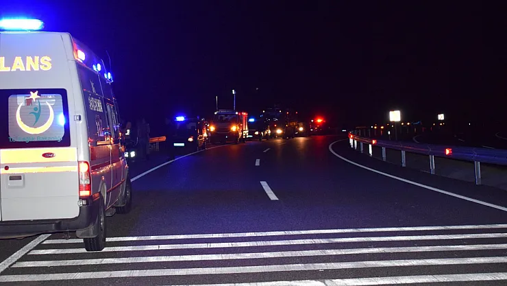 Kontrolden çıkan minibüs yan yattı: 4 yaralı