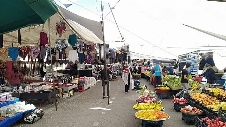 Malatya'da Pazarda Fiyatlar Düşüşte: Domates 15 Lira, Karpuz 7,5 Lira! Vatandaşlar Tezgâhlara Akın Etti