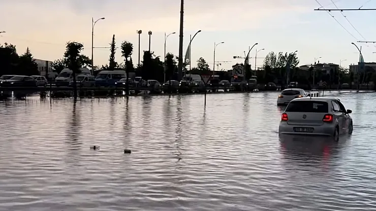 Malatya'da sağanak yağış hayatı felç etti