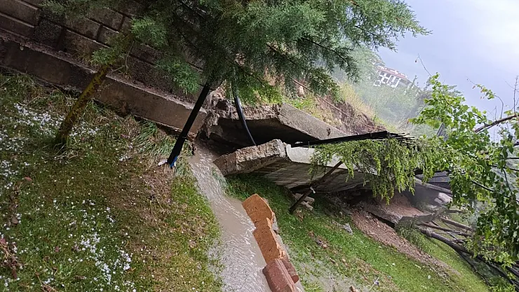 Malatya'da sağanak yağış site duvarını yıktı