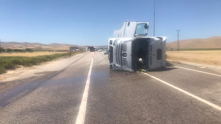 Malatya'da tanker devrildi: 1 yaralı