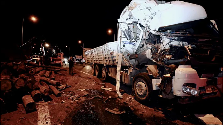 Malatya'da Tır Otomobile Çarptı: 3 Yaralı