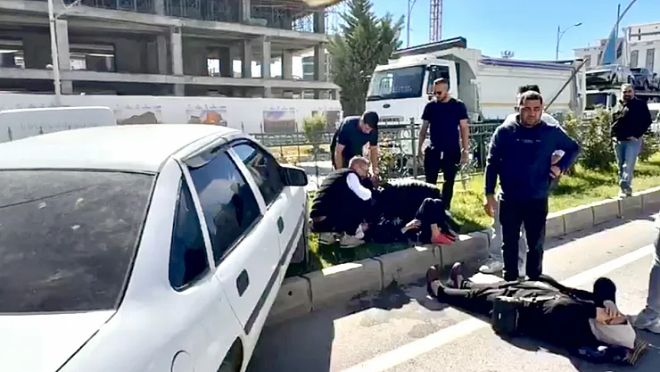 Malatya'da Tır Sıkıştırdı, Otomobil Refüje Çarptı