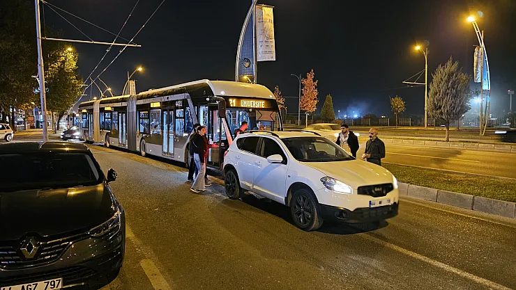 Malatya'da Trafik Krizi: Trambüsün Önü Kesildi