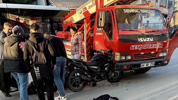 Malatya'da Vinç ile Motosiklet Çarpıştı