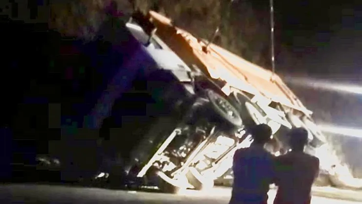 Malatya'da yol çalışması yapan araç devrildi: 1 yaralı