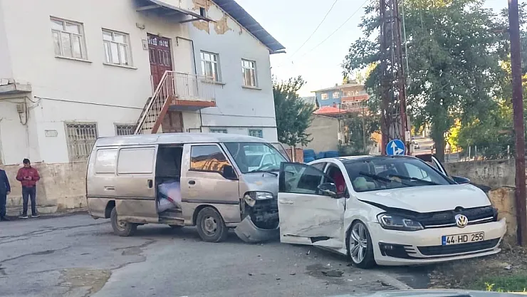 Malatya'da Yol Üstü Çarpışma