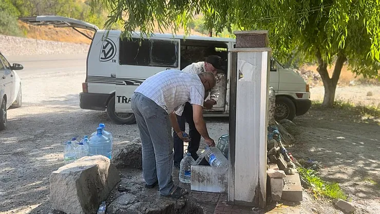 Malatya Darende'de Bir Çeşme, Binlerce Ziyaretçi