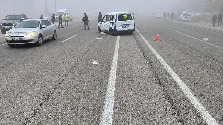 Malatya Doğanşehir'de Dönüş Anında Feci Çarpışma! Aynı Yönde İlerleyen Araçlar Kaza Yaptı: 1 Yaralı