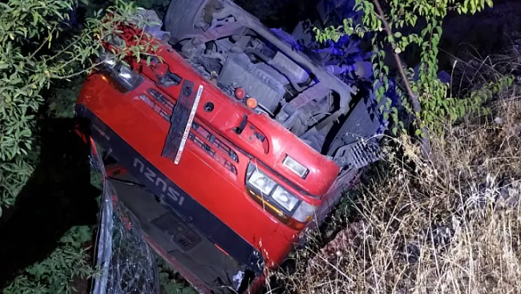 Malatya-Gölbaşı Yolunda Tır Şarampole Yuvarlandı: 2 Yaralı