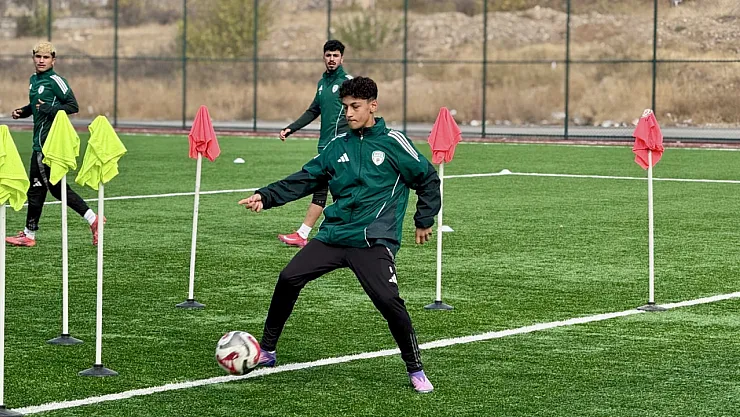 Malatya Yeşilyurt'tan Geleceğe Yatırım: 14 Yaşında A Takımla Antrenmana Çıktı