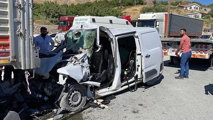 Malatya yolunda hafif ticari araç tırın altına girdi: 1 ölü