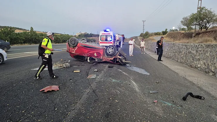Malatya yolunda kaza! Su kanalına çarparak devrildi!