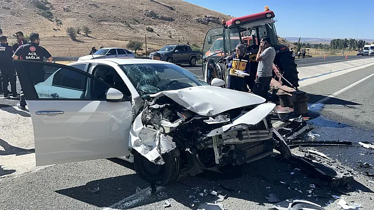 Malatya yolunda otomobil ile traktör çarpıştı: 4 yaralı