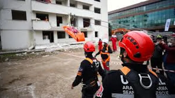 Marmara Depremi Senaryosu Yalova'da Canlandırıldı: Gerçeğini Aratmayan Tatbikat Nefes Kesti