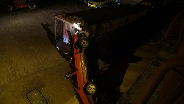 Minibüsle çarpışan araç 5 metre yükseklikten aşağı uçtu: 1 yaralı