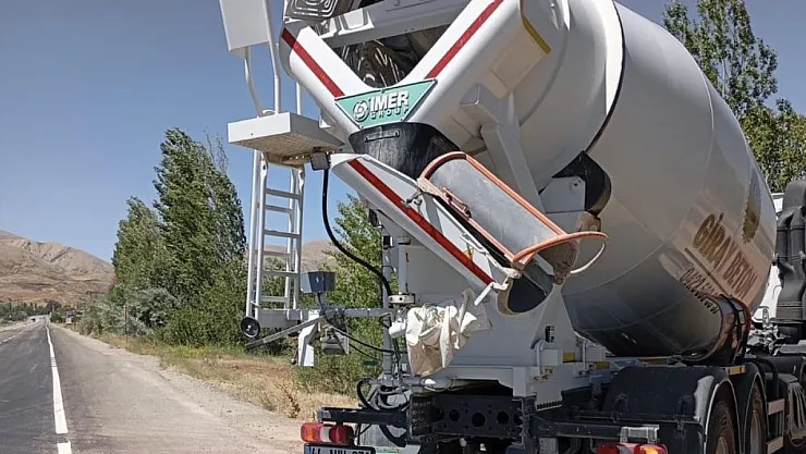 Motosiklet Beton miksere çarptı: 1 yaralı