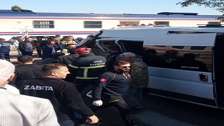 Muş'ta Öğrenci Servisine Tren Çarptı: 17 Öğrenci Yaralandı, Facia Kıl Payı Atlatıldı