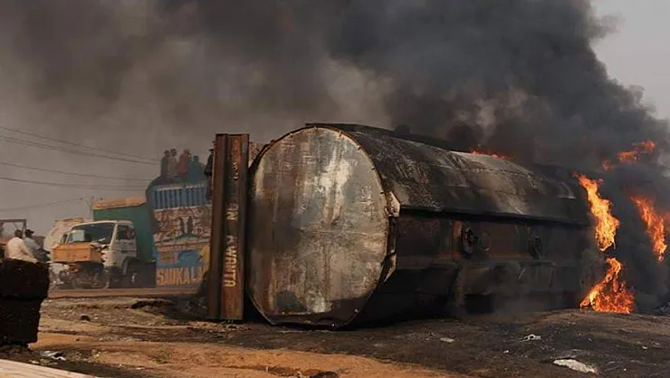 Nijerya'da Feci Kaza: Minibüs ile Tanker Çarpıştı, 12 Kişi Hayatını Kaybetti