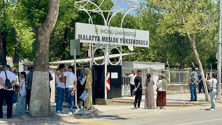 Öğrenciler içerde, veliler dışarda ter döktü