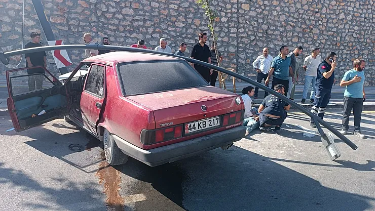 Otomobil refüje çarptı! 4 yaralı
