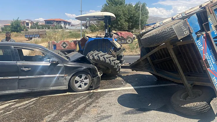 Otomobil, traktör römorkuna çarptı: 2 yaralı