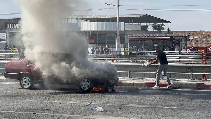 Otomobilini kendi çabasıyla söndürmeye çalıştı