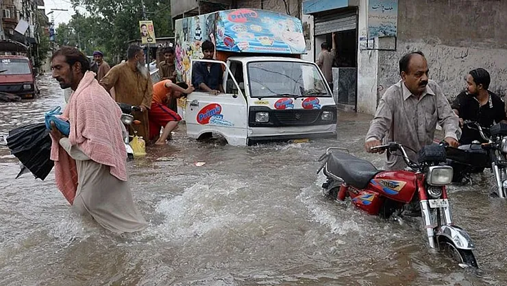 Pakistan'da Sel Felaketi: 48 Saatte 351 Can Kaybı
