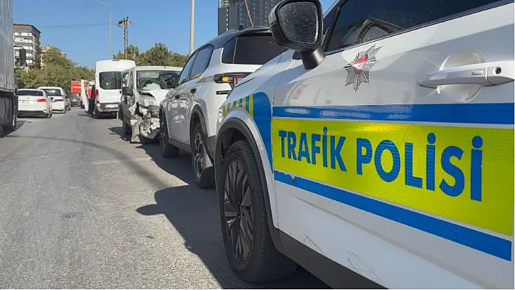 Paşaköşkü'nde 4 Araç Birbirine Girdi: 2 Yaralı