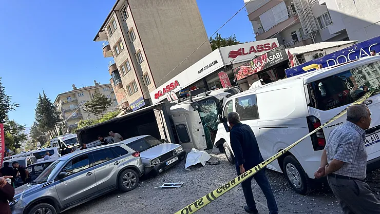 Paşaköşkü'nde Kamyon Faciası: 3 Yaralı