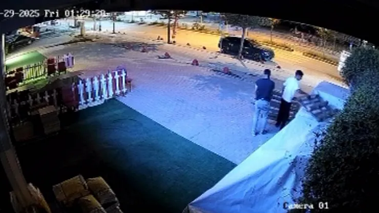 Pikapla geldiler, paletleri yükleyip kaçtılar!