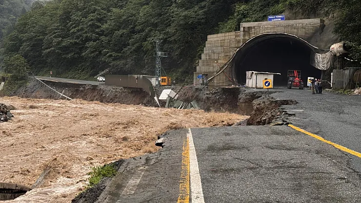 Rize'de Sağanak Yağış Hayatı Felç Etti: Dereler Taştı, Heyelanlar Meydana Geldi