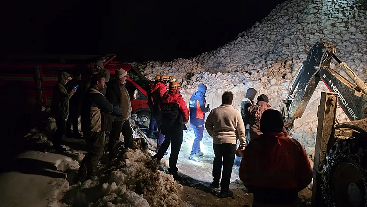 Rize Trovit Yaylası'nda Çığ Paniği: 6 Araç Kar Altında, 15 Kişi Kurtarıldı